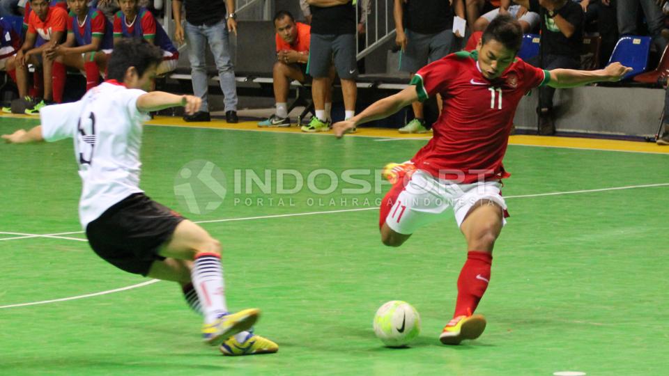 Ardi Dwi Suwardi (kanan) saat melepasakan tendangan ke arah gawang Bradal Urayasu.